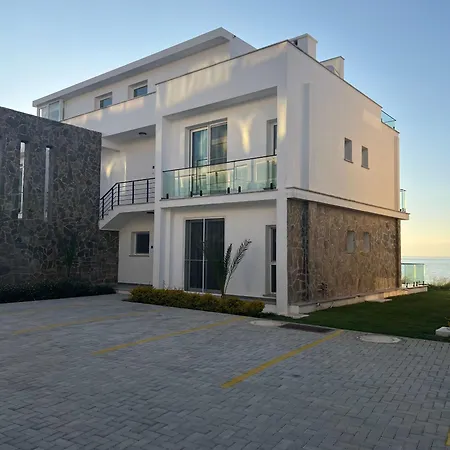 Charming 2-bedroom With Ocean Views In Tatlsu Ájosz Nikólaosz